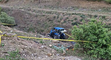 Dere yatağına devrilen traktörün sürücü hayatını kaybetti