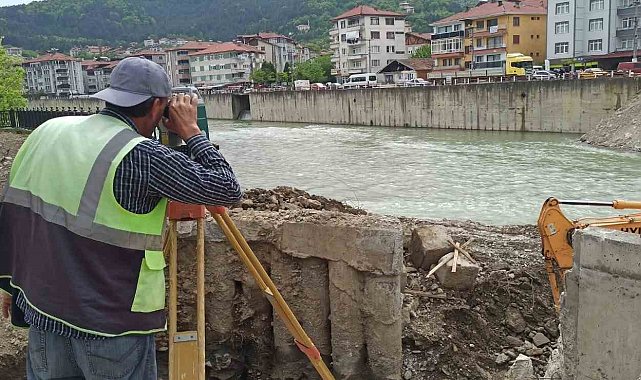 Devrek'te asma köprünün inşaatı hız kesmeden devam ediyor