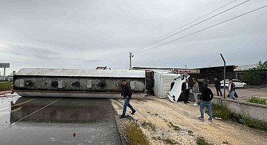 Devrilen tanker yolu trafiğe kapattı