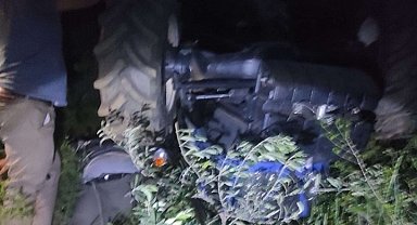 Devrilen traktörün sürücüsü ağır yaralandı