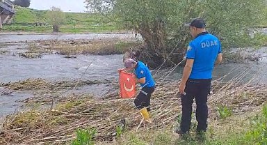 Dicle Nehri'nde arama kurtarma faaliyetinde olan ekibin 'Türk bayrağı' hassasiyeti