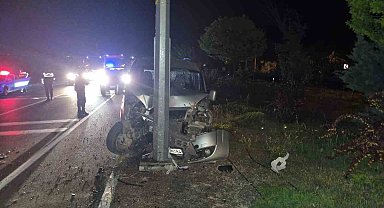 Direksiyon hakimiyetini kaybedip direğe çarptı: 1 ölü, 2 yaralı