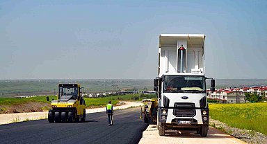 Diyarbakır Büyükşehir Belediyesi Bırkleyn Caddesi'ndeki yol yapım çalışmalarını sürdürüyor