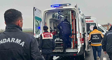 Diyarbakır-Elazığ yolunda otomobil ile minibüsün çarpıştığı kazada 3 kişi öldü, 2 kişi ağır yaralandı.