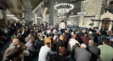 Diyarbakır'da Kadir Gecesi'nde cami cemaatine Kur'an-ı Kerim dağıtıldı