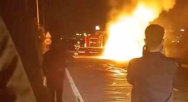 Diyarbakır'da seyir halindeki otomobil alev topuna döndü