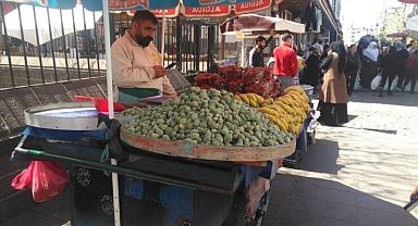 Diyarbakır'da tezgaha çıkartılan çağla 100 liradan satılıyor