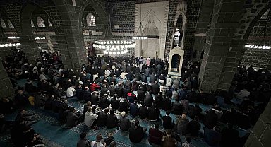 Diyarbakır'da vatandaşlar bayram namazı için Ulu Cami'ye akın etti