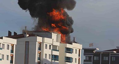 Diyarbakır'ın merkez Kayapınar ilçesinde bir sitenin çatısında çıkan yangını söndürmeye çalışan itfaiye erleri alevlerin arasında kaldı. Erlerden biri kendini aşağı bıraktı.
