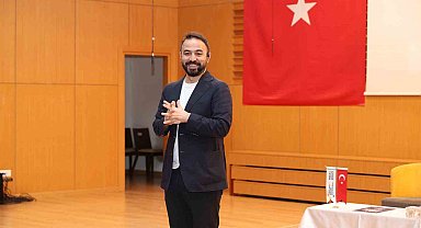 Doç. Dr. Özgür Bolat Sivas'ta "Mutlu ve başarılı çocuk nasıl yetiştirilir?" semineri ile ailelerle buluştu