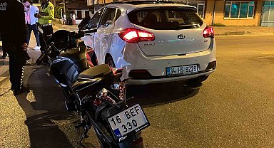 Dönel kavşakta motosiklet ile otomobil çarpıştı: 1 yaralı