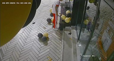 Döner bıçakları ile iş yerinin balonlarını parçaladılar