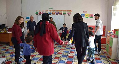 DOSTEK Koleji öğrencileri 23 Nisan'da köy okullarındaki minikleri sevindirdi