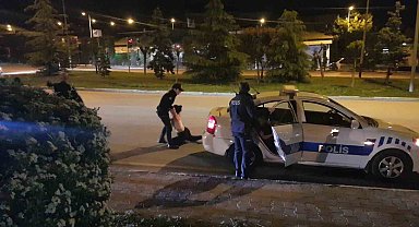 Dur ihtarına uymayan araçtaki kızlar polise zor anlar yaşattı