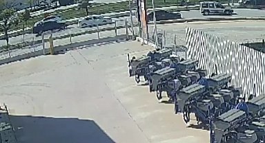 Düz yolda takla atan kamyonet güvenlik kamerasında