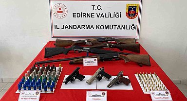Edirne'de ruhsatsız tabancalar ve tüfekler ele geçirildi: 2 gözaltı