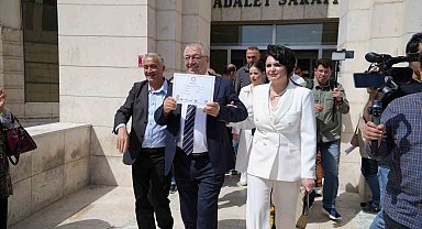 Edremit Belediye Başkanı Mehmet Ertaş mazbatasını aldı