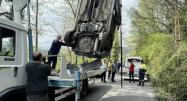 El freni çekilmeyen otomobil fındık tarlasına uçtu