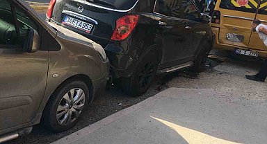 El frenini çekmeyi unutunca 3 araca çarptı