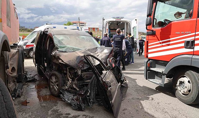 Elazığ'da hafif ticari araç, temizlik kamyonuna çarptı: 5 yaralı