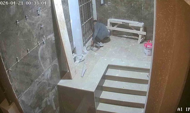 Elektriği kesip kabloları çaldı, hırsızlık anı kamerada