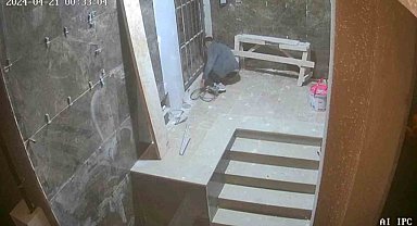 Elektriği kesip kabloları çaldı, hırsızlık anı kamerada