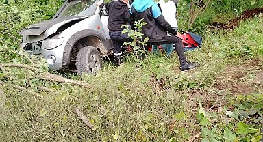 Elektrik direğine çarpan pikap tarlaya uçtu: 2 yaralı