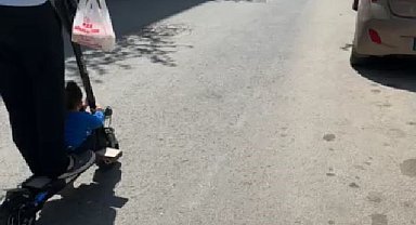 Elektrikli scooter ile tehlikeli yolculuk