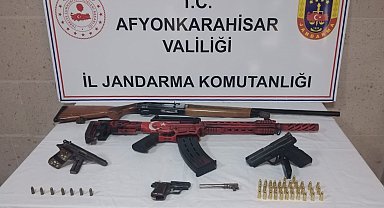 Ellerindeki ruhsatsız tabanca ve tüfekleri satamadan yakalandılar