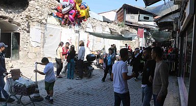 Enkaz çarşısında umut veren bayram alışverişi
