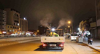 Enkaz kentte haşere ile mücadelede ilaçlama sürüyor