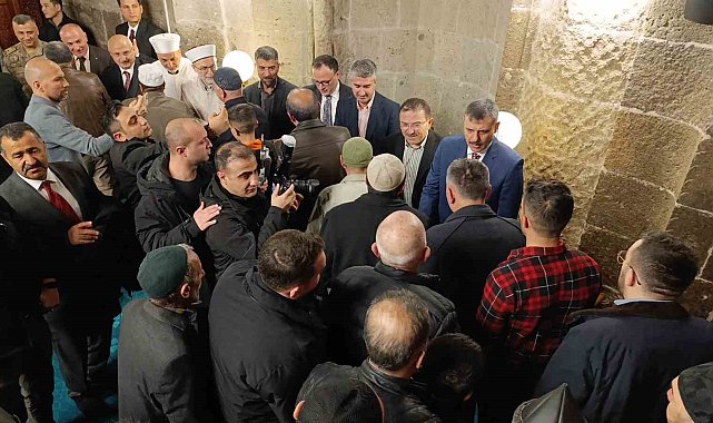 Erzurum'da protokol, namaz sonrası Ulu Camii'nde vatandaşlarla bayramlaştı