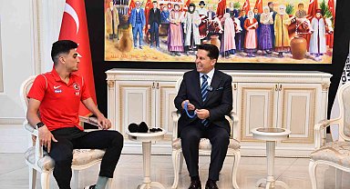 Esenyurt Belediye Başkanı Özer, Dünya Şampiyonu olan Milli Paratriatloncu Uğurcan Özer'i makamında ağırladı