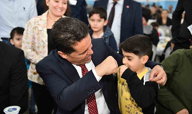 Esenyurt Belediye Başkanı Özer, iftar programında vatandaşlarla bir araya geldi