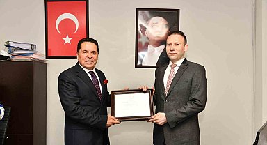 Esenyurt Belediye Başkanı Prof. Dr. Ahmet Özer mazbatasını aldı