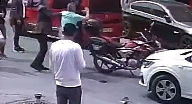 Esenyurt'ta kaza sonrasında ortalık boks ringine döndü; O anlar kameraya yansıdı