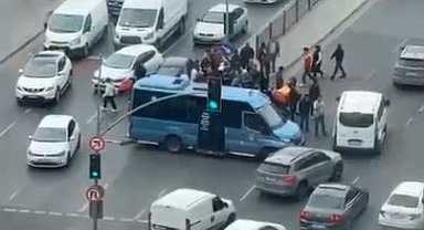 Esenyurt'ta ters yönden U dönüşü yaptığı sırada motosikletliyi ezen minibüs şoförü kamerada