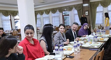 Eskişehir Valisi Hüseyin Aksoy ve eşi Hülya Aksoy KYK Yurdu'nda kalan kız öğrencilerle buluştu