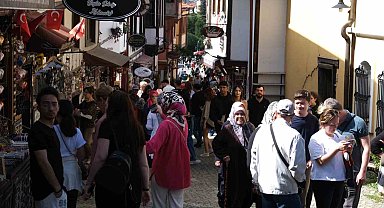 Eskişehir'de yerli turist yoğunluğu esnafın yüzünü güldürdü