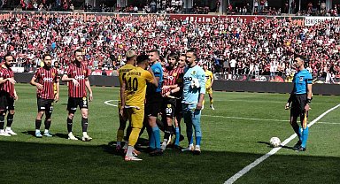 Eskişehirspor - 1926 Polatlı Belediyespor maçı başlamadan futbolcular arasında kavga çıktı