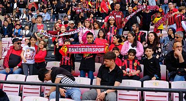 Eskişehirspor taraftarı takımını 7'den 70'e her sonuca rağmen destekliyor