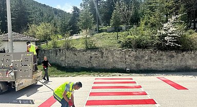 Eskiyen yaya geçitleri boyanarak dikkat çekici hale getirildi