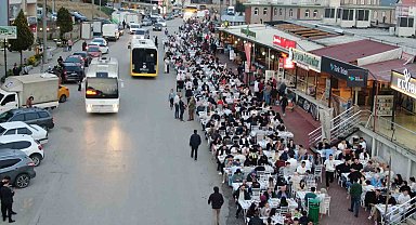 Esnaf ile üniversite öğrencileri iftarda bir araya geldi