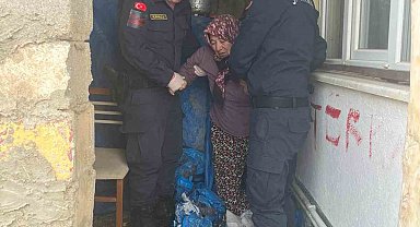 Esrar yetiştirmekten hapis cezasıyla aranan kadını jandarma brandanın altında yakaladı