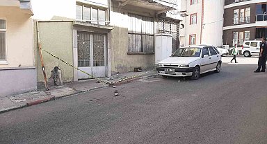 Evin balkonundan kopan taş parçaları otomobilde hasara neden oldu