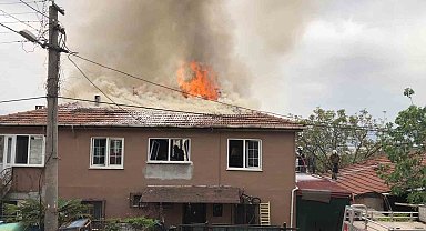 Evin çatısı alev alev yandı, dumandan 2 kişi etkilendi