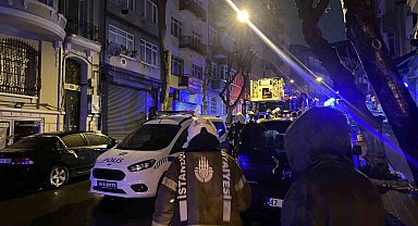 Fatih'te hareketli gece: Komşusunun kapısına balyoz ve matkapla saldırıp kapıyı ateşe verdi