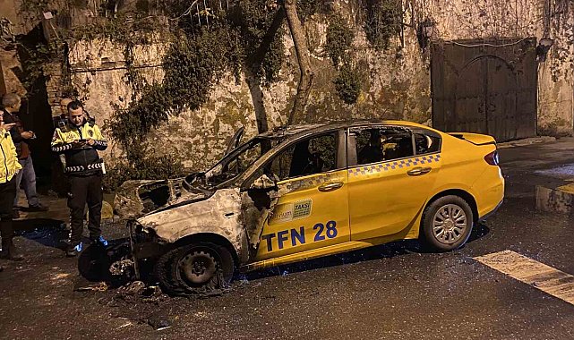 Fatih'te ticari taksi alev alev yandı