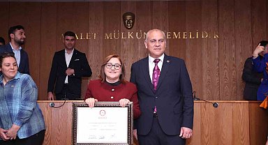 Fatma Şahin mazbatasını aldı