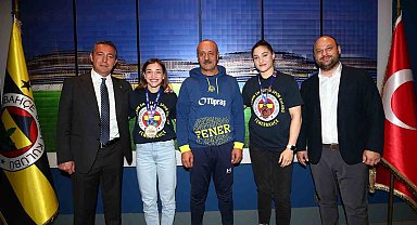 Fenerbahçe Başkanı Ali Koç, şampiyon boksörlerle bir araya geldi